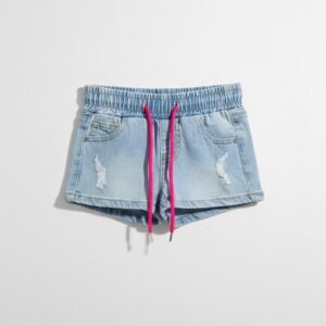 Pantalones cortos de mezclilla tipo shorts para niña con cintura elástica y cordón de ajuste.