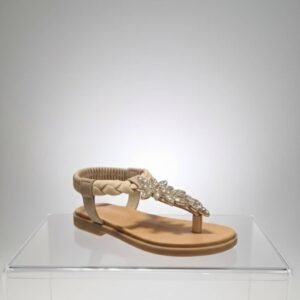 Sandalia plana estilo chancla para mujer con tira decorada con cristales y banda elástica en el talón.