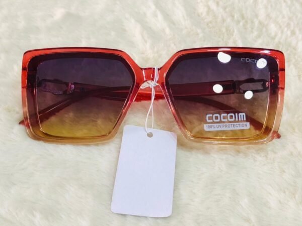 Lentes de sol con protección UV.