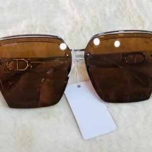 Gafas de sol con lentes cuadradas de color degradado y acentos dorados en la montura.