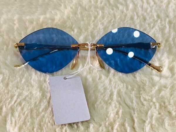 Gafas de sol Panthère de Cartier con montura dorada y lentes azules graduadas.