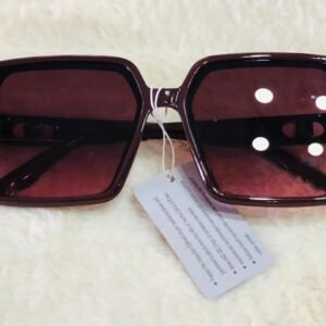 Gafas de sol con armazón negro y cristales degradé fumé para mujer.