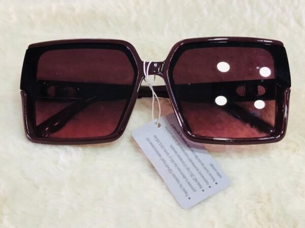 Gafas de sol con armazón negro y cristales degradé fumé para mujer.