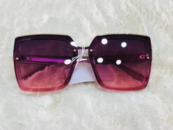 Gafas de sol marca Cocoim con montura cuadrada extragrande y lentes de gradiente.