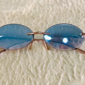 Gafas de sol de estilo vintage ovaladas sin montura con lentes azules y marco dorado