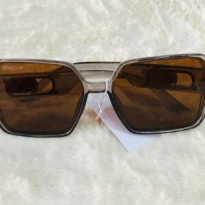 Gafas de sol con montura transparente y cristales marrones.