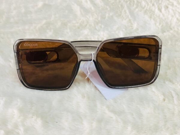 Gafas de sol con montura transparente y cristales marrones.