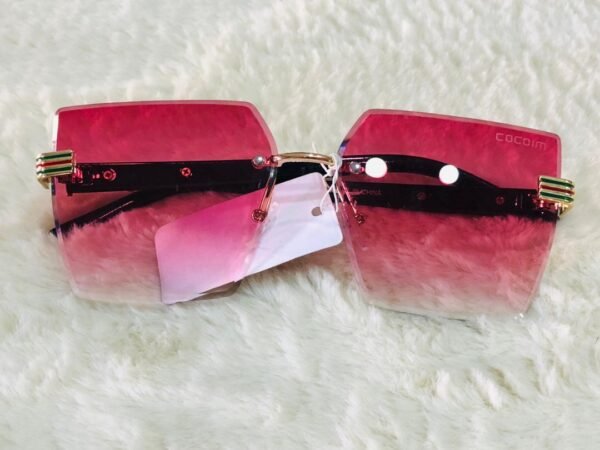 Gafas de sol cuadrados sin marco marca Issa Bella con lentes degradados de color rosa.