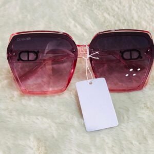 Gafas de sol con montura de color rosa y diseño geométrico grande.