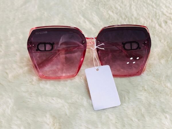 Gafas de sol con montura de color rosa y diseño geométrico grande.