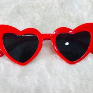 Gafas de sol LIKSMU con forma de corazón presentan un estilo vintage ojo de gato en color rojo.