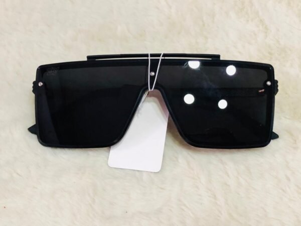 Gafas de sol estilo escudo de gran tamaño con lentes antirreflejos con clasificación UV400 para protección contra la radiación solar.