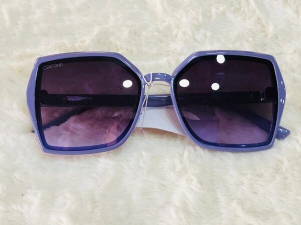 Gafas de sol morados de la marca Cocoim con diseño geométrico y lentes degradados.