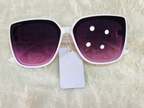 Gafas de sol de la marca Vince Camuto, modelo VC964 con marco blanco y lentes degradados en tono rosa.