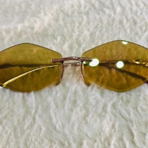 Gafas de sol marca COCOIM con diseño oversize cuadrado con lentes degradados y detalles de remaches.