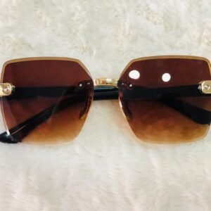 Gafas de sol con montura dorada y lentes degradados de color marrón