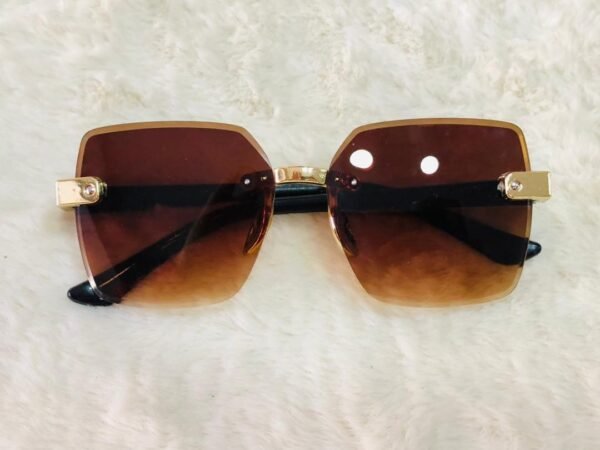 Gafas de sol con montura dorada y lentes degradados de color marrón
