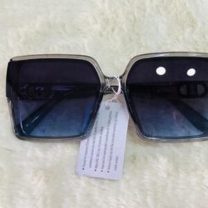 Gafas de sol de marco cuadrado oscuro ofrecen protección contra los rayos UV y cuentan con una montura estilo retro