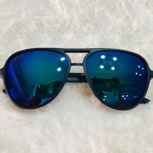 Gafas de sol de estilo aviador con una montura negra y cristales azules espejados.