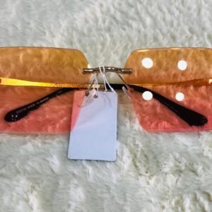 Gafas de sol con diseño rectangular sin montura y lentes con un degradado de naranja a rosa