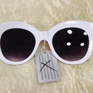 Gafas de sol con marco de plástico de gran tamaño en color blanco y lentes oscuros