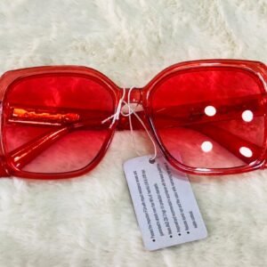 Gafas de sol con diseño retro-vintage de gran tamaño en color rojo, con lentes tintadas que ofrecen protección UV.