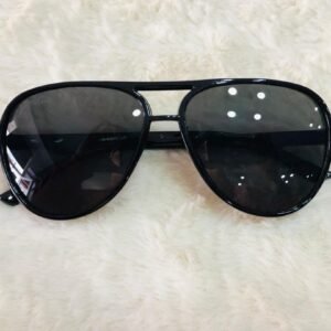 Gafas de sol estilo aviador con montura negra y lentes oscuros
