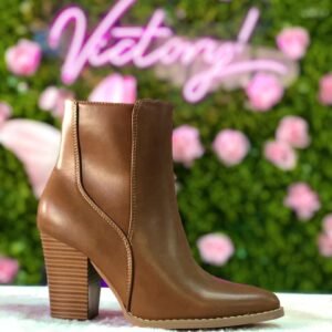 Botines de mujer color café con tacón grueso y punta en V