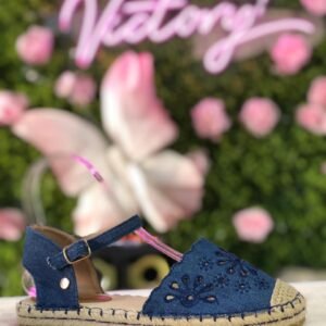 Sandalia tipo alpargata de color azul con detalles bordados y suela de yute.