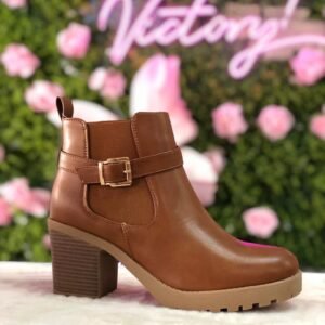 Botines de dama tipo casual con plataforma y hebilla decorativa.
