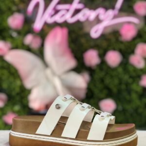 Sandalia de plataforma blanca con tachuelas decorativas
