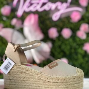 Alpargatas de cuña, calzado de verano caracterizado por su suela de yute y diseño cómodo.