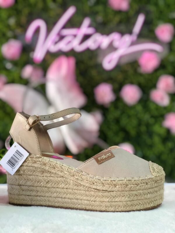 Alpargatas de cuña, calzado de verano caracterizado por su suela de yute y diseño cómodo.