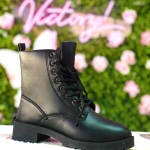 Botines negros con cordones con estilo elegante y sofisticado.