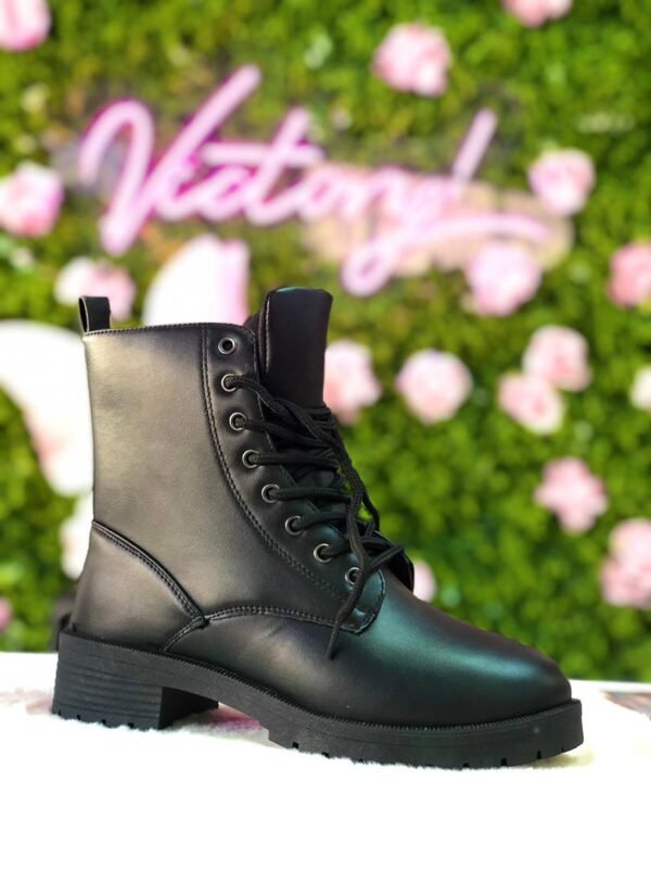 Botines negros con cordones con estilo elegante y sofisticado.