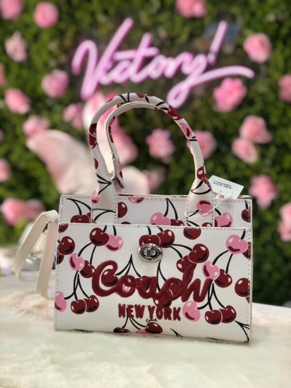 Bolsa Coach Cargo Tote 20 en estampado de cerezas.