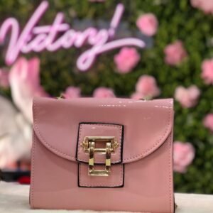 Cartera casual con cadena dorada estilo compacto.