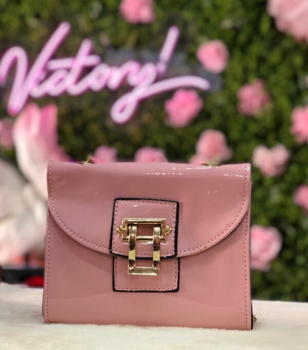Cartera casual con cadena dorada estilo compacto.