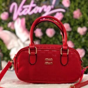 Bolso de mano, con textura icónica y herrajes dorados.