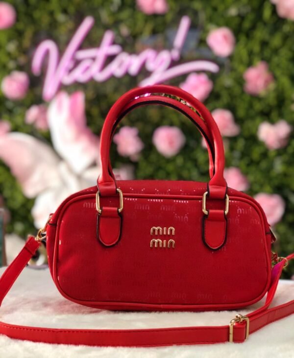 Bolso de mano, con textura icónica y herrajes dorados.