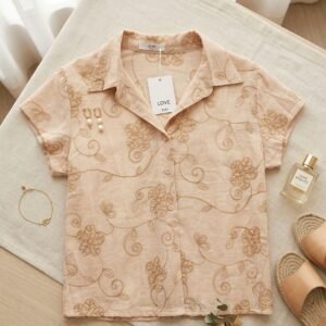 Blusa beige de manga corta con bordado floral tono sobre tono y cuello de solapa
