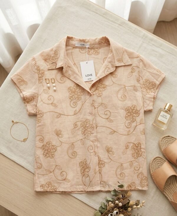 Blusa beige de manga corta con bordado floral tono sobre tono y cuello de solapa