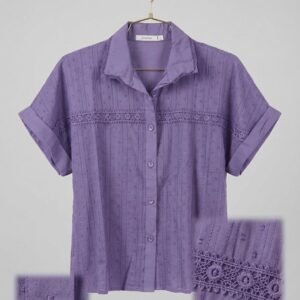 Blusa morada con botones y detalles de encaje