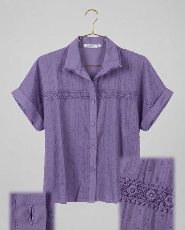 Blusa morada con botones y detalles de encaje