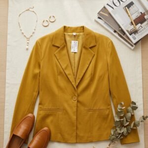 Blazer forrado de color mostaza, modelo de manga larga y abotonadura sencilla