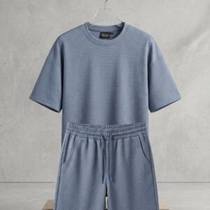 Conjunto de ropa para hombre. Camiseta de manga corta y pantalones cortos con un patrón de cuadrícula.