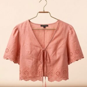 Blusa corta de lino rosa con bordado inglés de la marca Love Couture.