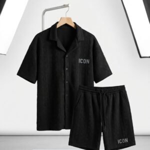 Conjunto negro para hombre. Camisa de manga corta con botones y pantalones cortos a juego