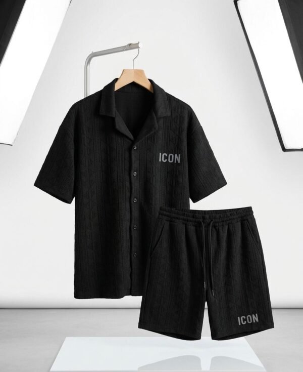 Conjunto negro para hombre. Camisa de manga corta con botones y pantalones cortos a juego