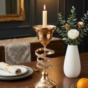 Candelabro dorado con cristales es un elegante portavelas diseñado para decoración del hogar y fiestas de bodas